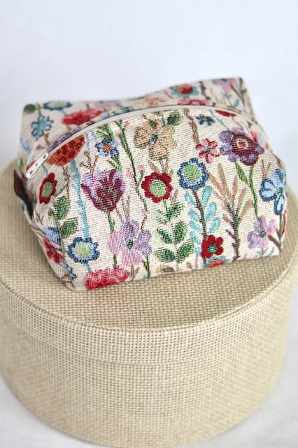 Pieni meikkipussi kukkakuosilla