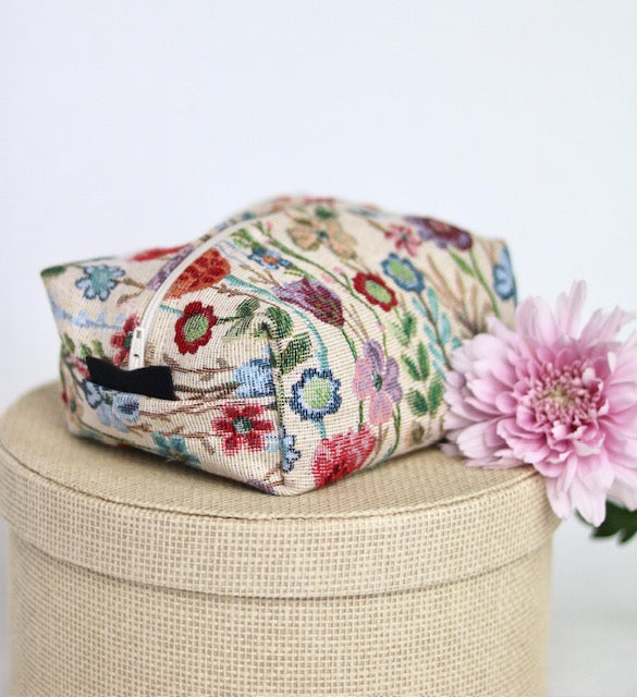 Pieni meikkipussi kukkakuosilla