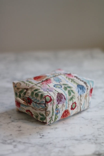 Pieni meikkipussi kukkakuosilla