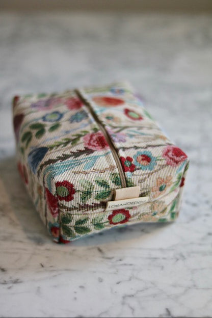 Pieni meikkipussi kukkakuosilla