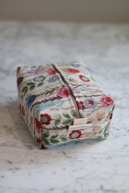 Pieni meikkipussi kukkakuosilla