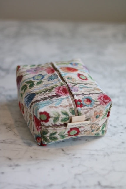 Pieni meikkipussi kukkakuosilla