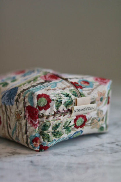 Pieni meikkipussi kukkakuosilla