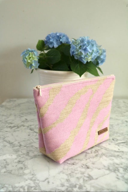 Iso meikkipussi nahkamerkillä ALE!